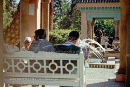 Image du Maroc Professionnelle de  Des guides attendent des clients devant la porte d'entrée de l'hotel La Mamounia à Marrakech, Jeudi 21 Avril 1988. (Photo / Abdeljalil Bounhar) 